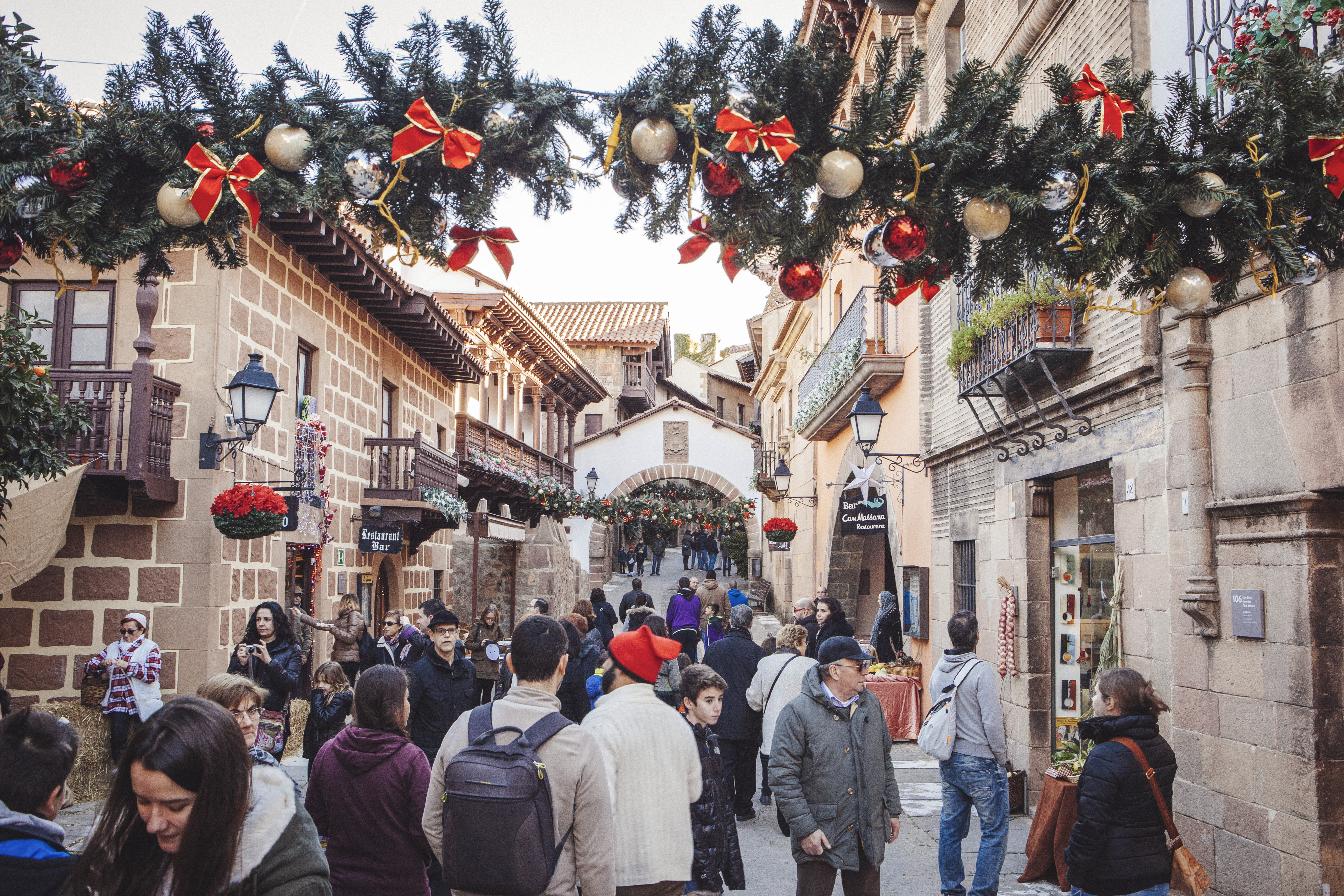 New spain. Рождественский рынок Гранаде Испания. Испания Барселона зимой. Гранада Испания на Рождество. Рождественская елка Барселона.
